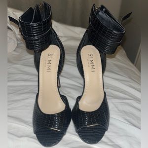 BRAND NEW. W.O TAGS  Snake Skin Like Heels.